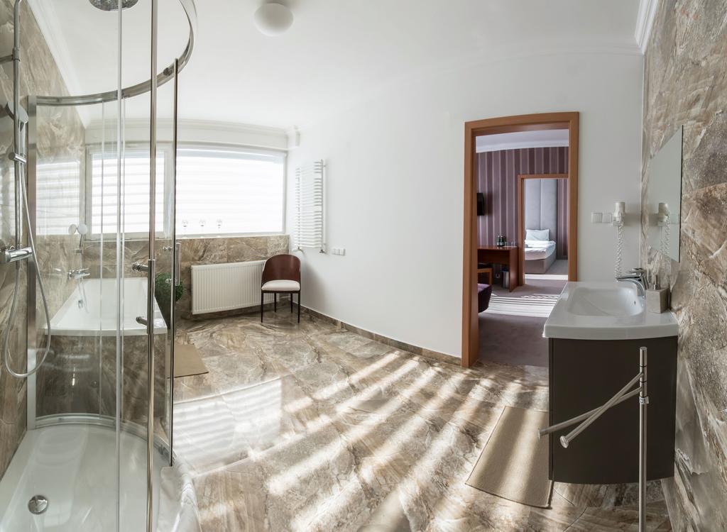 Hotel Europejski Nysa Esterno foto